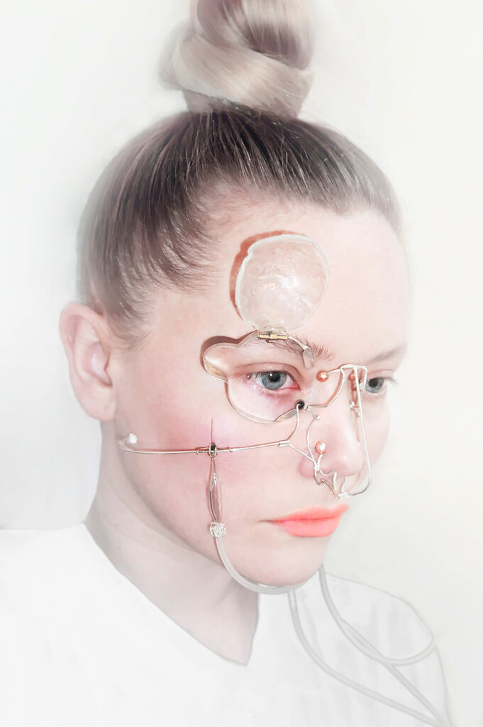 The collecting device, silver, mässing, glas, sötvattenspärlor. LOD presenterar sig; Judit Fritz