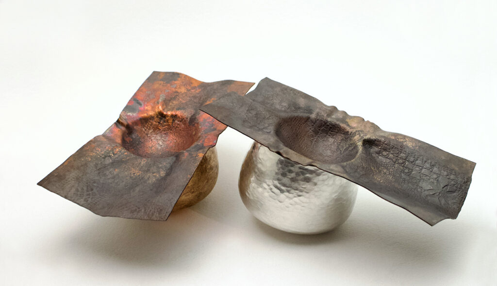 Klara Eriksson har länge arbetet med att föreviga textila material i metall. Här har hon valsat in knyplad smets i locken av koppar. Det finns något magisk i att den mjuka spetsen kan sätta så djupa spår i metallens yta!