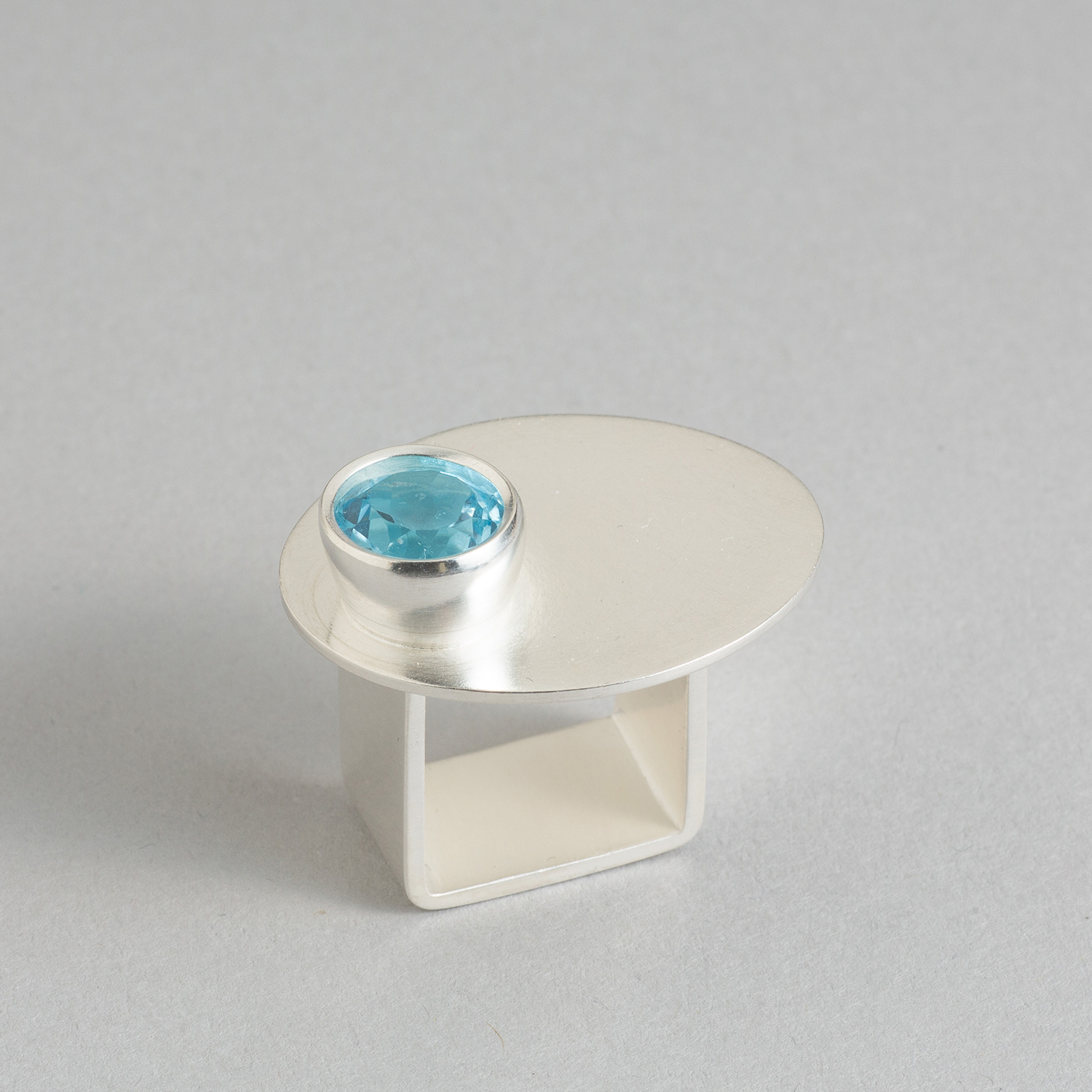 Ring av silver med akvamarin. LOD presenterar sig; Pernilla Sylwan