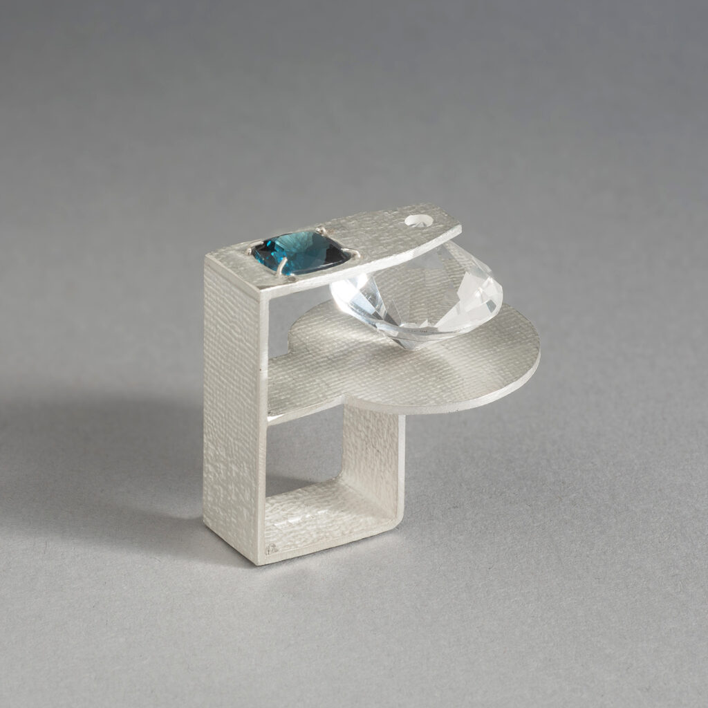 Ring av silver med topas och berkristall. LOD presenterar sig; Pernilla Sylwan