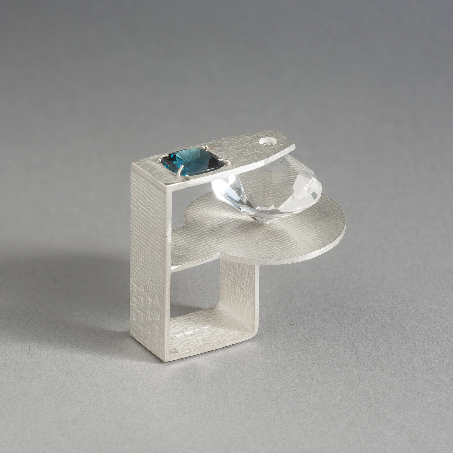 Ring av silver med topas och berkristall. LOD presenterar sig; Pernilla Sylwan