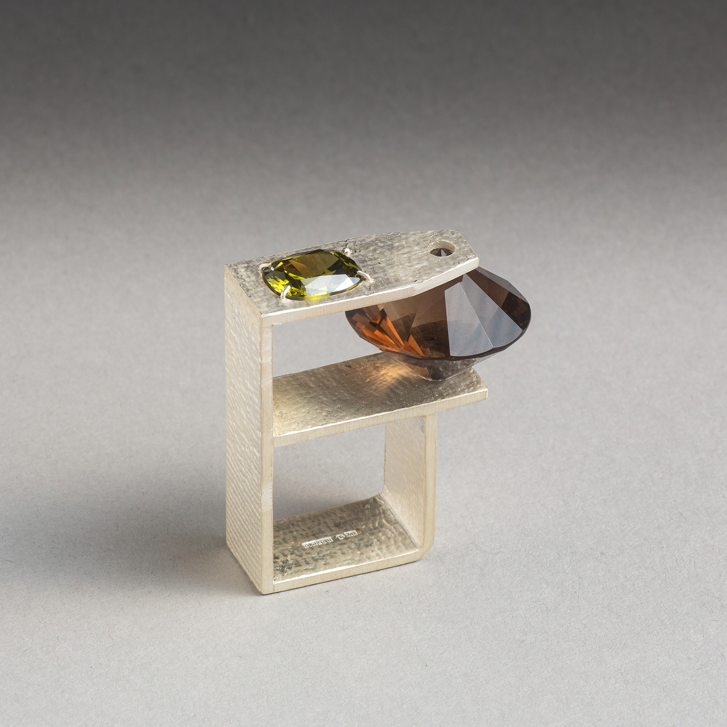 Ring av silver med kubisk zirconia och rökkvarts. LOD presenterar sig; Pernilla Sylwan